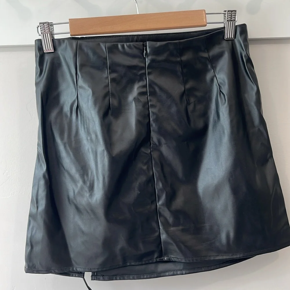 Cider, Edgy style, faux leather black mini skirt - Picture 2 of 7